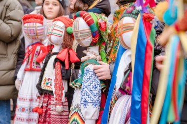 Lviv, Ukrayna - 8 Ocak 2022: Farklı Noel yıldızları ve kutsal el yapımı bebekler Motanka. Noel yıldızı festivali, geleneksel el yapımı yıldızlar festivali. Lviv 'de Ortodoks Noel kutlaması. Seçici odak