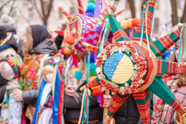 Lviv, Ukrayna - 8 Ocak 2022: Farklı Noel yıldızları. Noel yıldızı festivali, geleneksel el yapımı yıldızlar festivali. Lviv 'de Ortodoks Noel kutlaması. Yakın görünüm, seçici odak