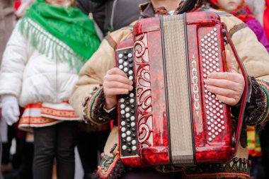 Lviv, Ukrayna - 8 Ocak 2022: Noel yıldızı festivali, geleneksel Noel yıldızları festivali ve halk müzisyenleriyle Ukrayna vertep 'i. Lviv 'de Ortodoks Noel