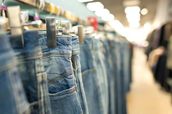 Jeans Cabides Nova Coleção Moda Loja Roupa Moda Conceito Aluguel — Fotografia de Stock