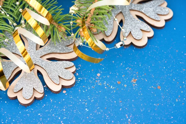 新年の背景コピースペースと青の背景に黄金と銀の輝き 雪の結晶 装飾やクリスマスツリーの枝 新年のコンセプト — ストック写真