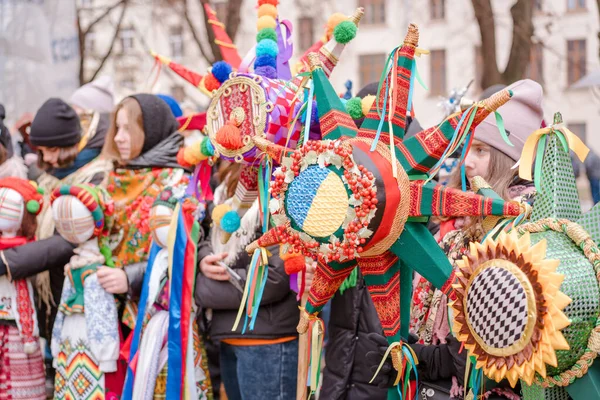 Lviv, Ukrayna - 8 Ocak 2022: Farklı Noel yıldızları. Noel yıldızı festivali, geleneksel el yapımı yıldızlar festivali. Lviv 'de Ortodoks Noel kutlaması. Yakın görünüm, seçici odak