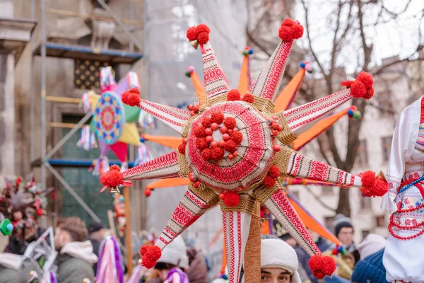 Lviv, Ukrayna - 8 Ocak 2022: Noel yıldızı festivali, geleneksel el yapımı Noel yıldızları festivali. Lviv 'de Ortodoks Noel kutlaması. Yakın görünüm, seçici odak