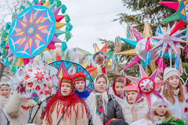 Lviv, Ukrayna - 8 Ocak 2022: Ukrayna Vertep ve geleneksel Noel yıldızları festivali. Lviv 'de Ortodoks Noel' i. Ukrayna omurgası. Seçici odak, sanatçıların yakın görünümü