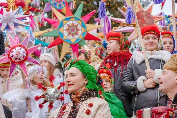 Lviv, Ukrayna - 8 Ocak 2022: Ukrayna Vertep Noel şarkıları ve geleneksel Noel yıldızları festivali. Lviv 'de Ortodoks Noel' i. Ukrayna omurgası. Seçici odak, sanatçıların yakın görünümü