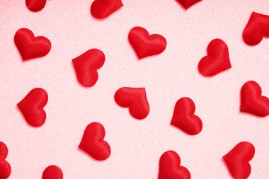 Pembe arka planda kırmızı kalplerle Sevgililer Günü arkaplanı. Sevgililer Günü kutlaması konsepti. Tebrik kartı ya da düğün kartı şablonu. Aşk sembolü