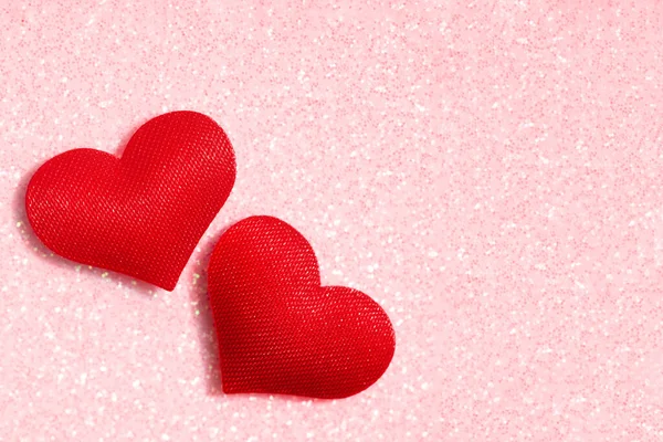 红心罩在亮晶晶的粉色背景上 并留有文字的复制空间 爱情的象征圣瓦伦丁节庆祝活动的概念 问候语或结婚证模板 — 图库照片