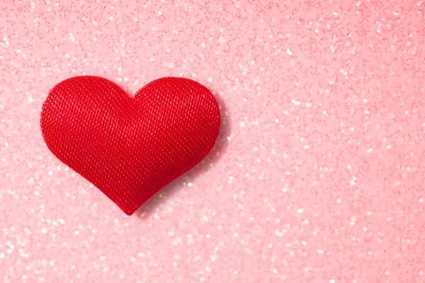 圣瓦伦丁节庆祝的概念 节日贺卡或结婚证的模板 红心罩在亮晶晶的粉色背景上 并带有文本的复制空间 爱情的象征 — 图库照片