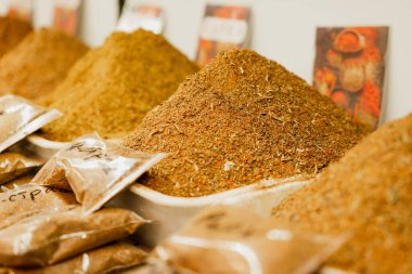 Fotokopi alanı olan arka plan olarak pazarda yemek pişirmek için çeşitli baharatlar ve kuru otlar