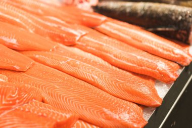 Deniz ürünleri süpermarketinde taze soğumuş somon filetosu. Deniz ürünleri konsepti