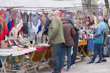 Lviv, Ukrayna - 1 Mayıs 2022: İnsanlar Lviv 'deki bit pazarından alışveriş yapıyor. Garaj satışında ziyaretçiler. Koleksiyonlar hatıra eşyası konsepti