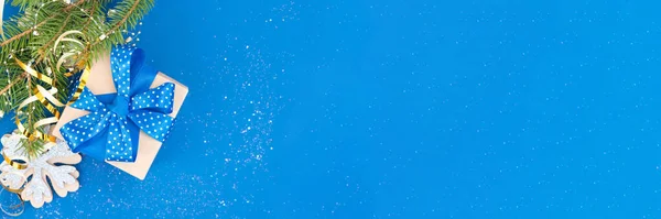 Banner Natal Caixa Presente Com Laço Fita Azul Sobre Fundo — Fotografia de Stock