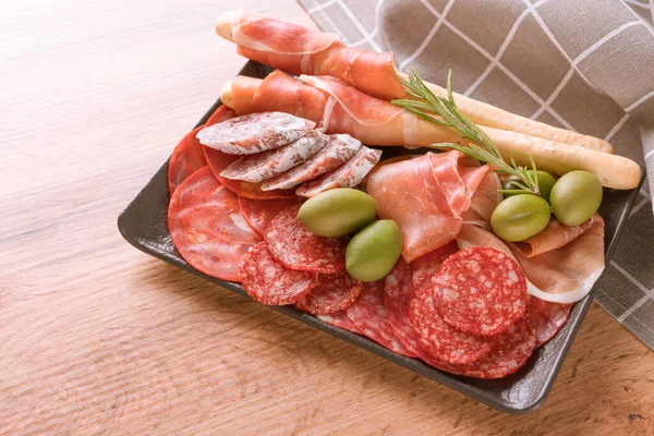 Variedade Lanches Carne Prato Charcutaria Com Diferentes Tipos Salsichas Salame — Fotografia de Stock