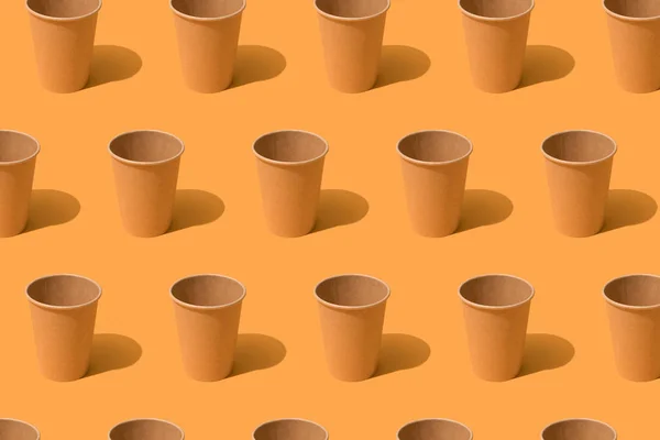 Modello Con Eco Carta Tazze Caffè Usa Getta Sfondo Arancione — Foto Stock