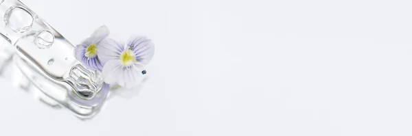 Beyaz Cam Zemin Üzerinde Şeffaf Sıvı Fotokopi Alanı Olan Pipetli — Stok fotoğraf