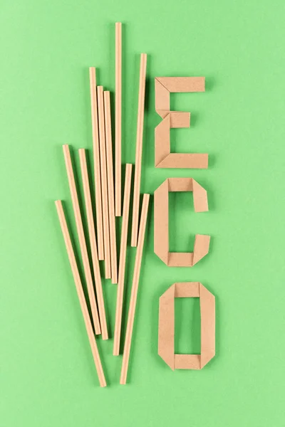 Verticaal Beeld Van Eco Kraftpapier Drinkrietjes Papieren Letters Woord Eco — Stockfoto