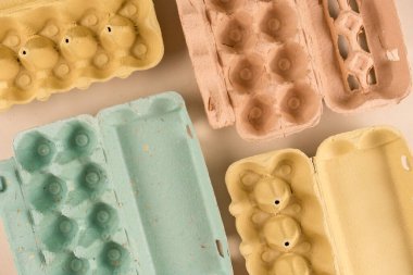 Farklı hamurdan yumurta kartonlarında hamurdan yapılmış ve arka planda fotokopi alanı var. Çevre dostu yumurta kutuları, sürdürülebilir gıda paketleme konsepti. Düz yat, model al.