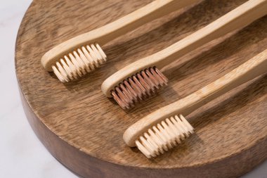Doğal ahşap diş fırçaları seti ahşap tepsi. Doğal banyo ürünleri ve sıfır atık konsepti, organik diş fırçası. Model resmi
