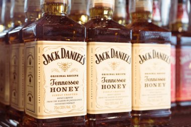 Lviv, Ukrayna - 20 Şubat 2022: Bad Boy içki dükkanı, arka planda Jack Daniel 'in Tennessee Bal Likörü olan şişeler. Seçici odak