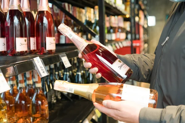 우크라 리비우 2022 상표를 가게에서 포도주나 와인을 고르는 선택적 — 스톡 사진
