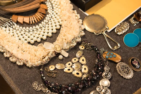 Antiques Flea Market Seasonal Festival Vintage Jewelry Pearls Cameo Necklace — Foto de Stock