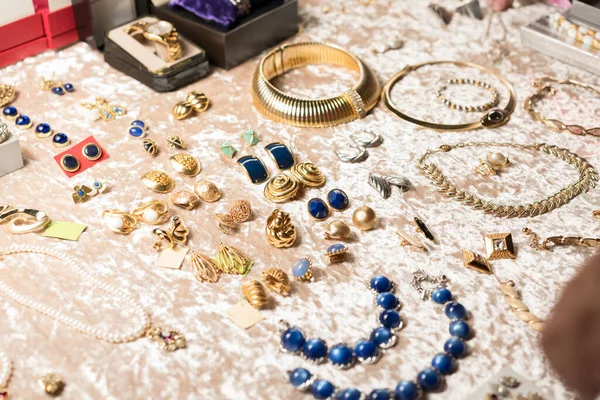 Retro Šperky Starožitnosti Bleším Trhu Nebo Garážovém Výprodeji Starožitné Šperky — Stock fotografie