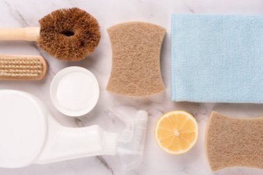 Yeşil ev halkı için doğal ürünlerle mermer tezgah üzerinde ev temizleme paketi. Doğal aletlerle, ahşap ve hindistan cevizi fırçasıyla çevre dostu temizlik seti. Model, düz yat.