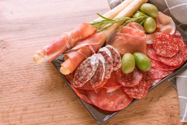 Charcuterie Plate Different Types Sausages Salami Bresaola Proscuitto Served Grissini — Fotografia de Stock