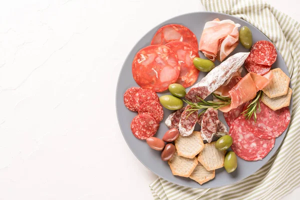 Charcuterie Plate Variery Sausages Salami Bresaola Proscuitto Served Olives Crackers — Fotografia de Stock