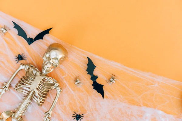 Halloween Tło Pajęczyny Pająki Złoty Szkielet Pomarańczowym Tle Miejsca Tekst — Zdjęcie stockowe