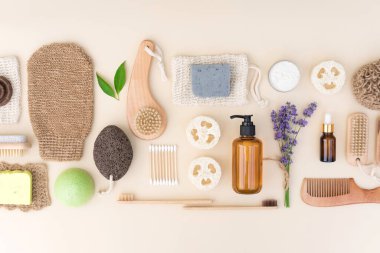 Kişisel bakım ürünleri, vücut bakımı için bitkisel kozmetik ürünleri ve lavanta çiçekli cilt bakımı. Doğal banyo aksesuarları hafif arka planda toplanır. Eko-yaşam konsepti, spa. Düz biçim