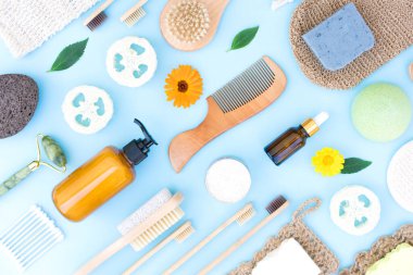 Mavi arka planda vücut ve cilt bakımı için kişisel bakım ürünleri ve doğal banyo aksesuarları. Sıfır atık ve ekolojik yaşam konsepti. Düz yatış stili. Ev spa konsepti