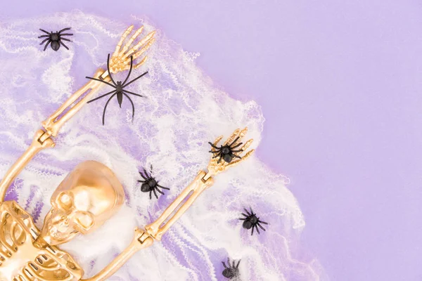 Trendy Halloween Achtergrond Met Gouden Skelet Spinnenweb Zwarte Vleermuizen Spinnen — Stockfoto