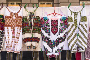 Orijinal Ukrayna işlemeli gömlekler - vyshyvanka. Folk festivalinde ya da hediyelik eşya pazarında işlemeli kıyafetler. Vyshyvanka Ukrayna kültürünün bir sembolüdür. Seçici odak 