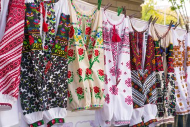 Folk festivalinde ya da hediyelik eşya pazarında işlemeli kıyafetler. Otantik Ukrayna işlemeli gömlekler - vyshyvanka Ukrayna kültürünün bir sembolüdür. Seçici odak 