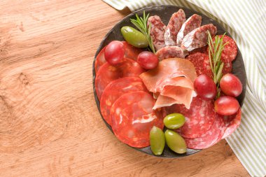 Geleneksel İtalyan antipatiği. Farklı türde sosisleri olan şarküteri tahtası. Salam, bresaola, zeytinlerle servis edilen proscuitto. Kopyalama alanı olan ön plan menüsü