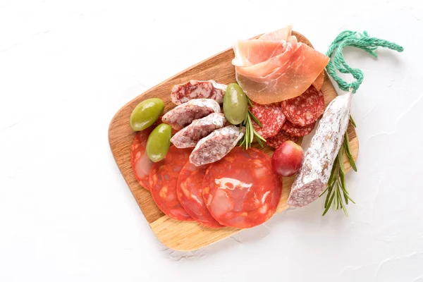 Prato Charcutaria Com Diferentes Tipos Salsichas Salame Bresaola Proscuitto Servido — Fotografia de Stock