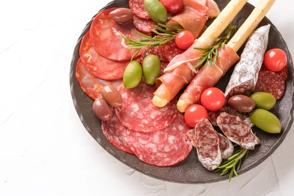 Wurstplatte Mit Verschiedenen Wurstsorten Salami Bresaola Proscuitto Mit Oliven Und — Stockfoto