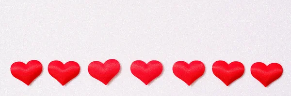 テキストのためのコピースペースと光沢のある白いホログラフィック背景の上に赤い心を持つお祭りのバナー バレンタインデーのお祝いのコンセプト 愛のシンボル — ストック写真