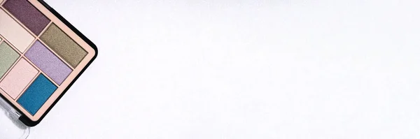 Glitter Ombretti Tavolozza Trucco Festivo Sfondo Olografico Bianco Con Spazio — Foto Stock