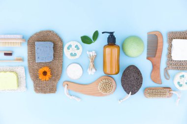 Mavi arka planda vücut ve cilt bakımı için kişisel bakım ürünleri ve doğal banyo aksesuarları. Sıfır atık ve ekolojik yaşam konsepti. Düz yatış stili. Ev spa konsepti