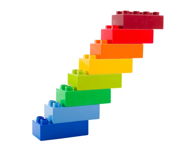 Un lego couleur arc-en-ciel bloque sous la forme d'escaliers — Photo