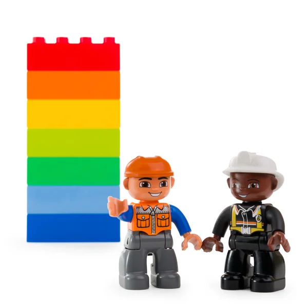 Zwei männliche Lego-Figuren halten Händchen vor einem Regenbogen-Colo — Stockfoto