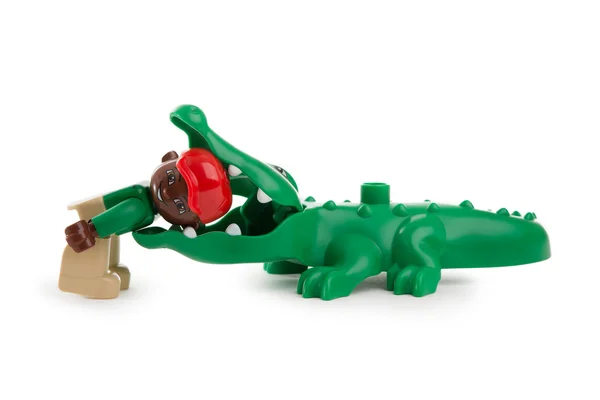 Une figurine lego masculine avec la tête dans la bouche d'un alligator — Photo