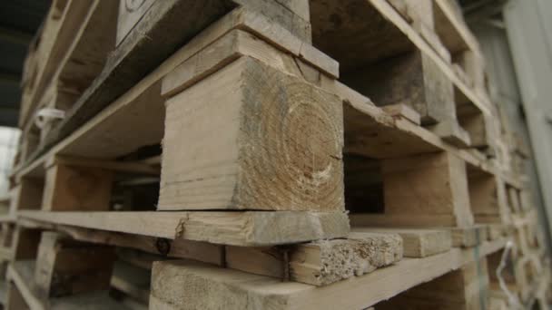 Paletten mit Holzstäben, ein großes Lager von Brettern. Holzbrettstapel im Sägewerk, Planken. Lager zum Sägen von Brettern im Freien. Holz Holz stapelt Rohlinge Baumaterial. — Stockvideo