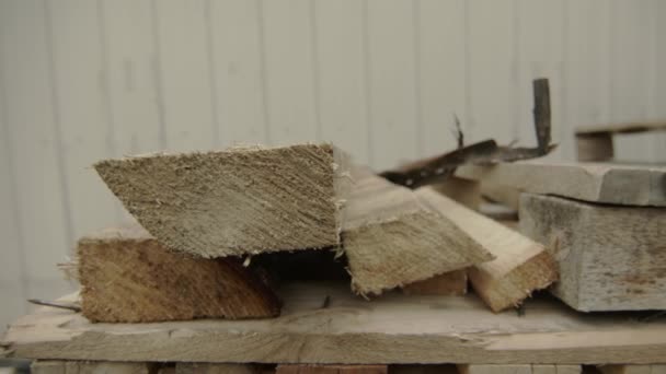 Planches en bois pour palettes. Pieux de planches en bois dans la scierie, bordage. Entrepôt pour scier des planches à l'extérieur. Bois bois pile ébauches matériau de construction. — Video