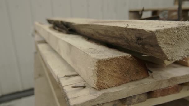Træplader til paller. Stabler af træplader i savværket, høvling. Lager til savning brædder på en udendørs. Træ træ stak emner byggemateriale. – Stock-video