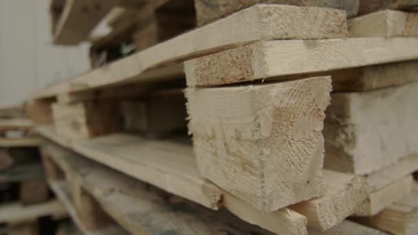 Lastpallar med träribbor, ett stort lager av brädor. Högar av träskivor i sågverket, plankning. Lager för sågbrädor utomhus. Trästapelämnen byggmaterial. — Stockvideo