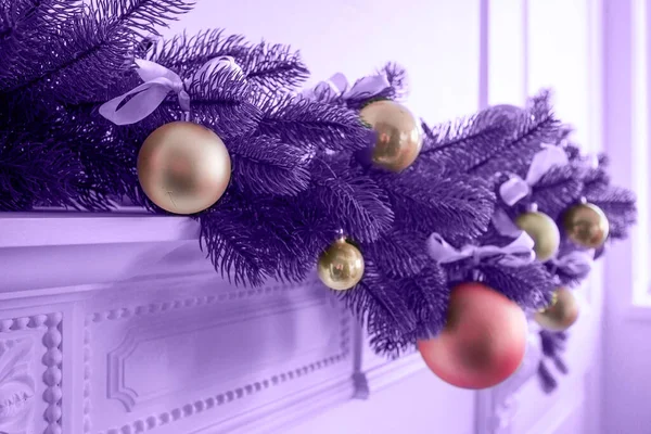 Um ramo de uma árvore de Natal com brinquedos de Natal na cor pantone. Fotografia horizontal. Imagens De Bancos De Imagens