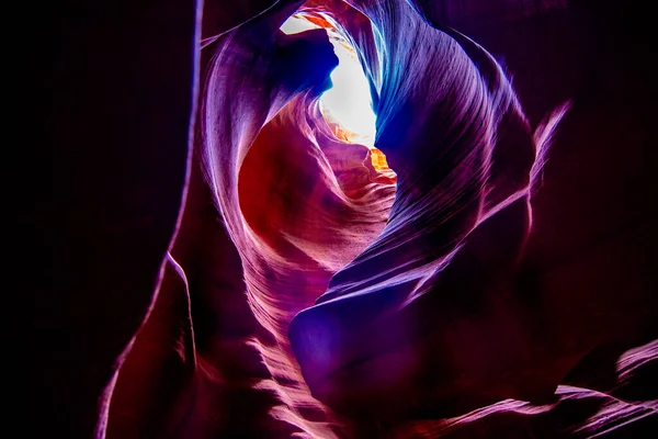 Antelope Canyon in America. Luce viola nella grotta. Page, Arizona, Stati Uniti d'America. Immagini Stock Royalty Free